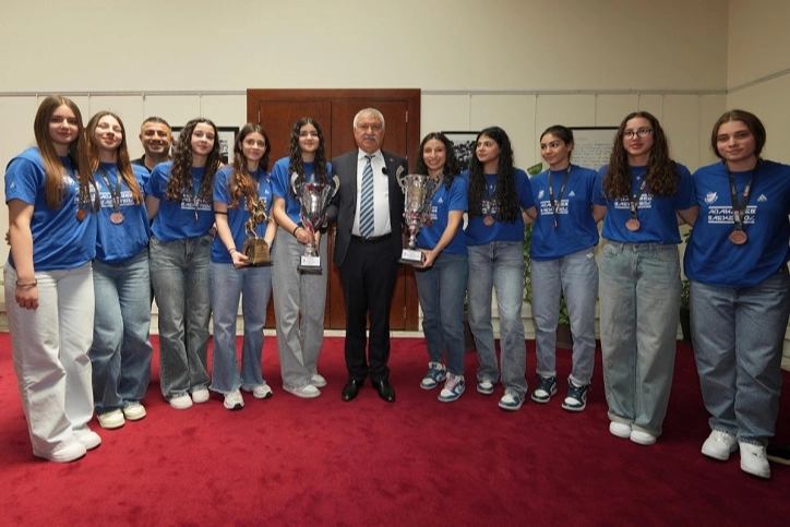Adana Büyükşehir Belediyesi'nin kız takımından büyük başarı 