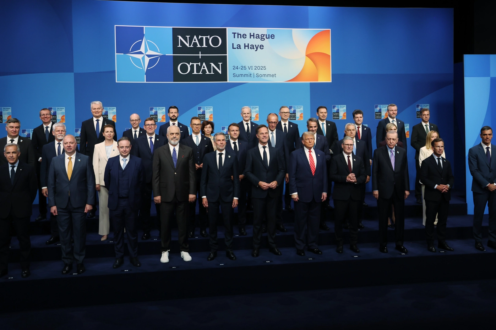 NATO Liderler Zirvesi’nde aile fotoğrafı çekildi 