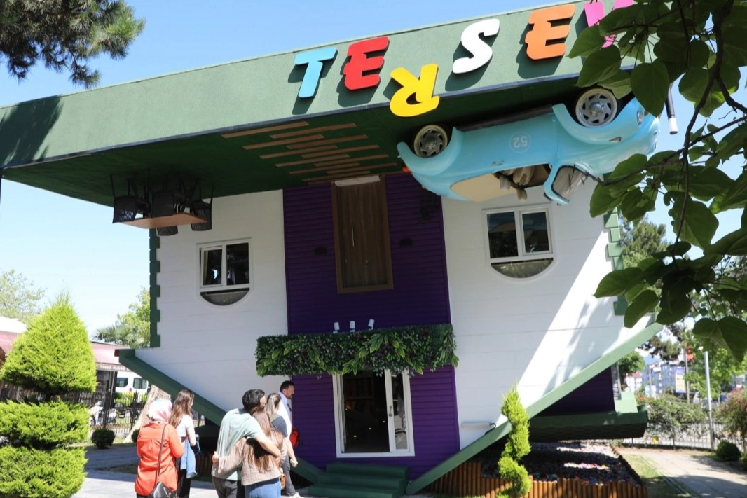 “Ters Ev” yenilenen yüzüyle misafirlerini ağırlıyor 