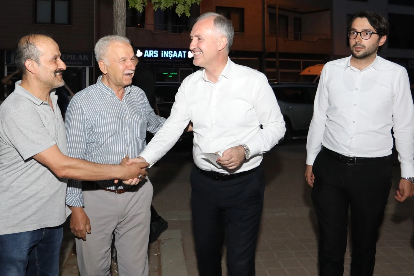 Başkan Alper Taban Sinanbey’de vatandaşlarla buluştu 