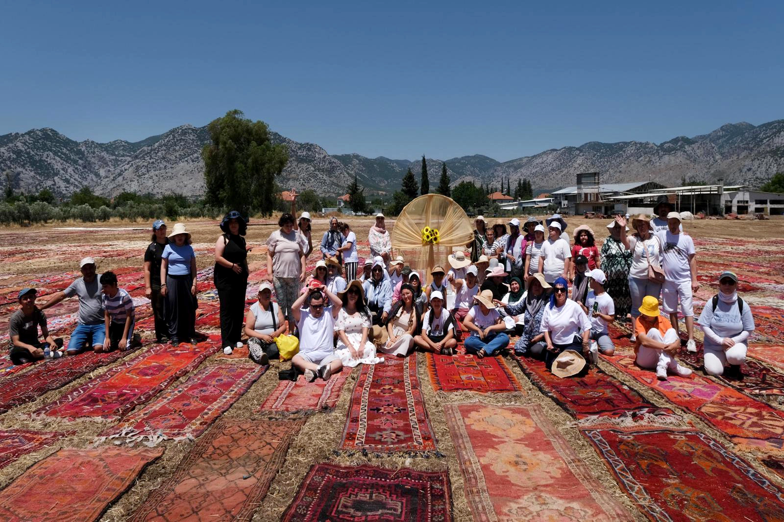 Antalya'da özel gereksinimli çocuklardam kilim tarlalarına ziyaret 