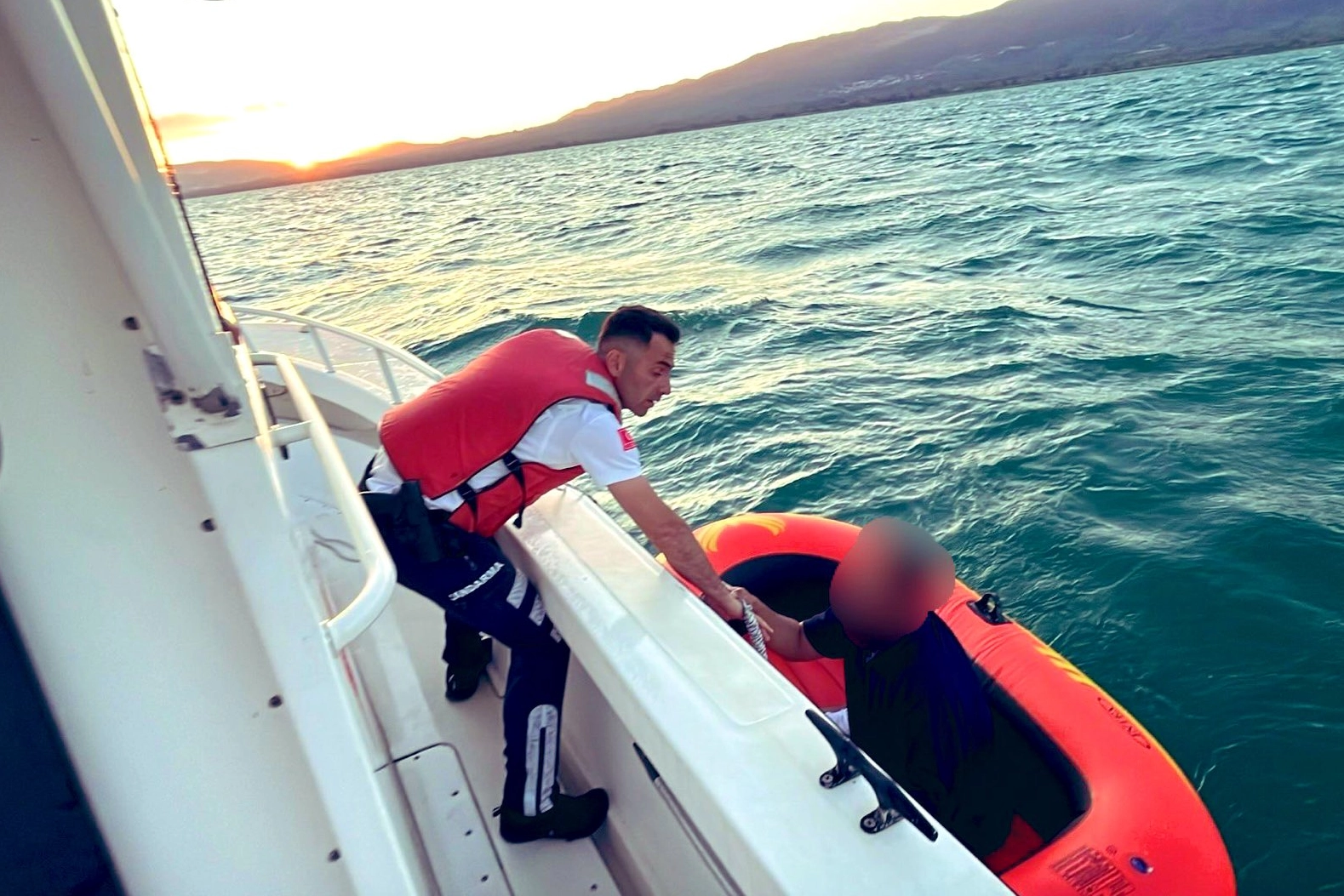 Genç turist İznik Gölü’nde mahsur kaldı! 