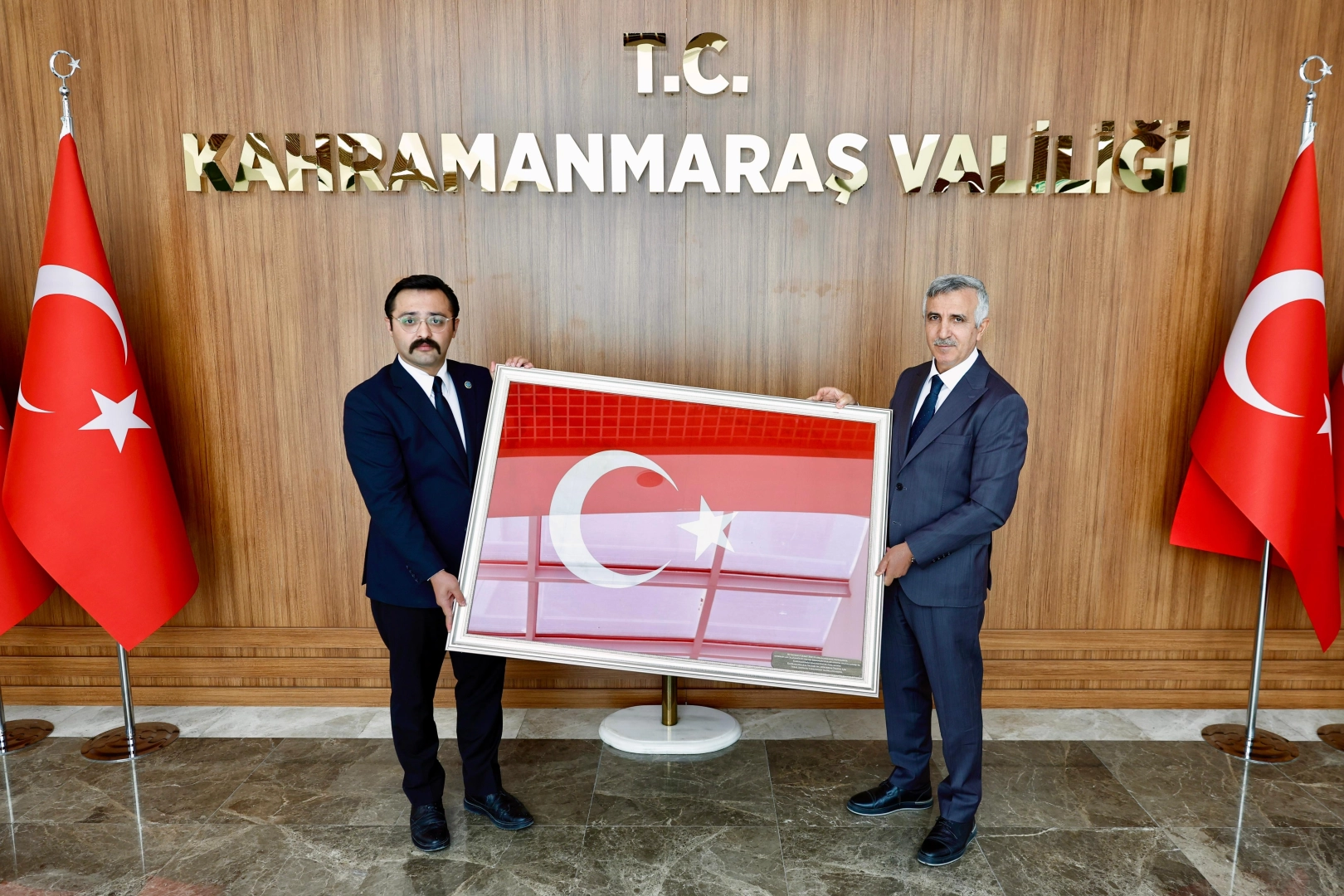 Kahramanmaraş'ta Şahbazlı'dan Vali Ünlüer'e anlamlı hediye 