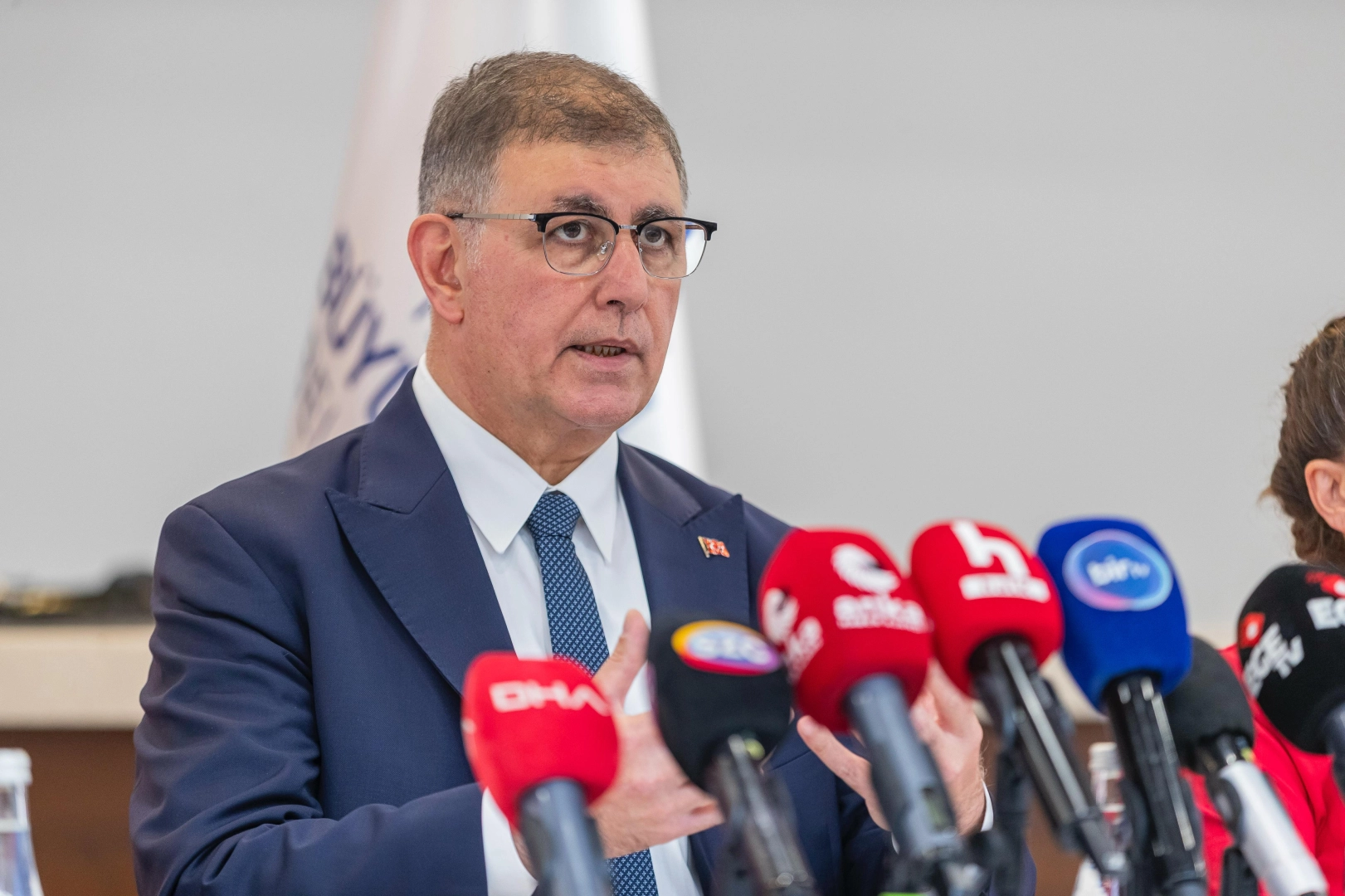 İzmir Büyükşehir'den gözaltı açıklaması: Soruşturma re'sen başlatıldı 