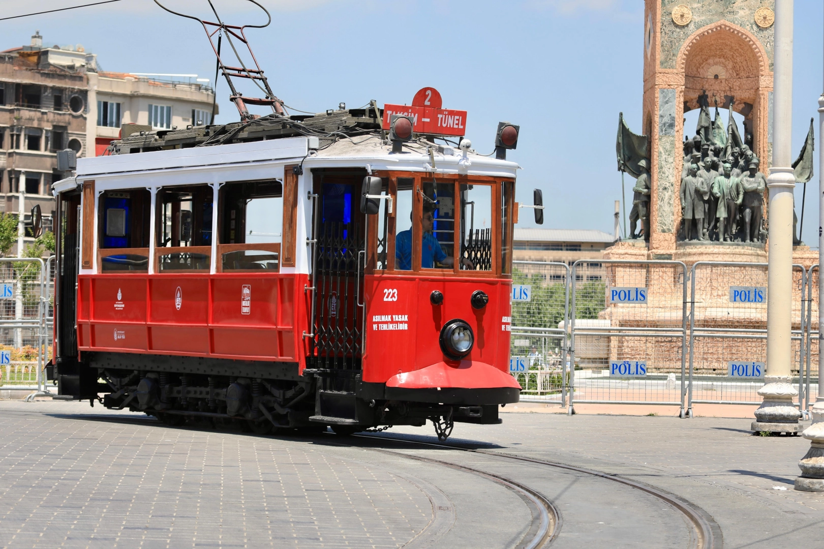 İstanbul'un nostaljik tramvayı yenilendi 