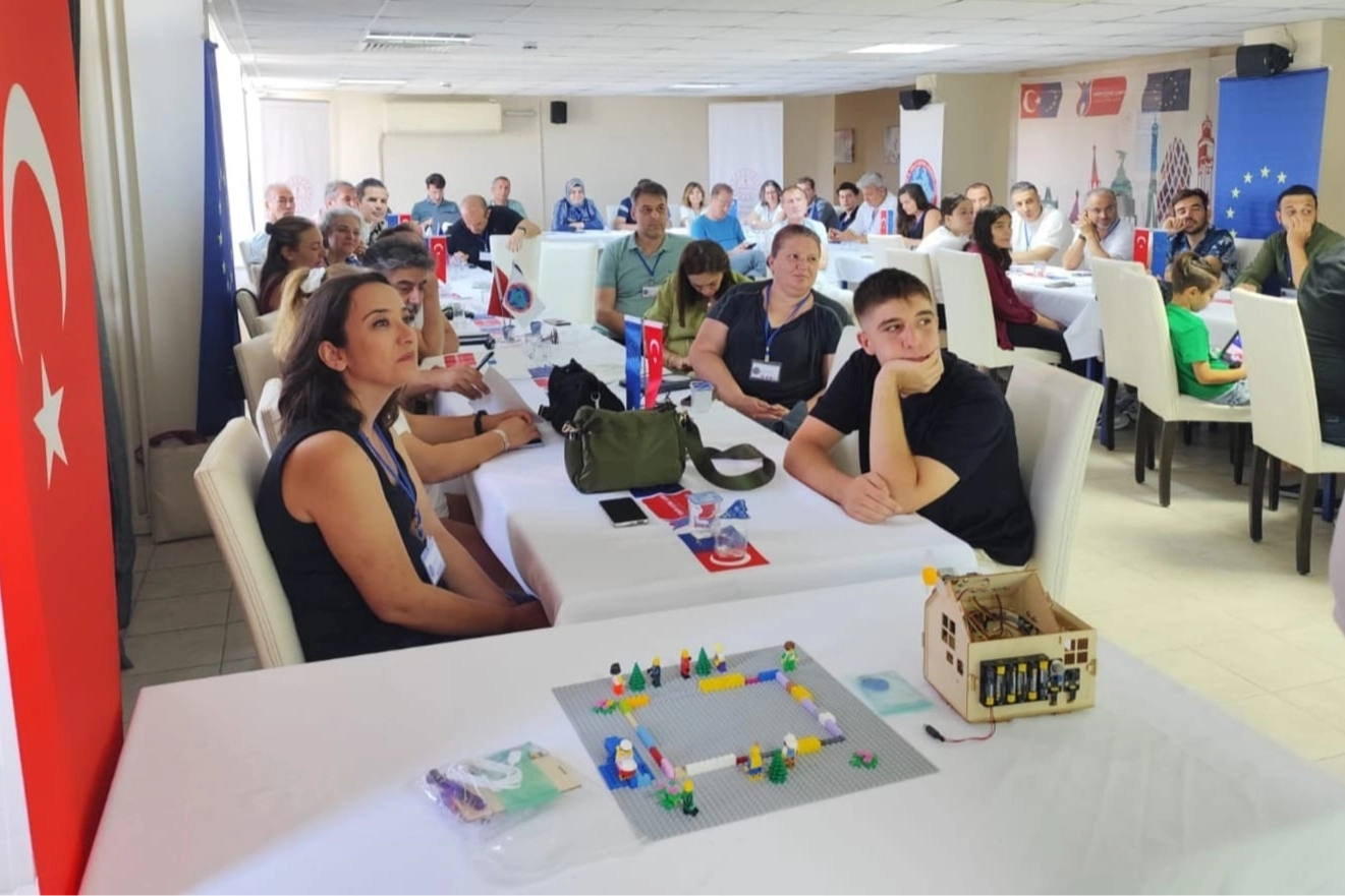İzmir’de Erasmus+ Çalıştayı'nda yurt dışı deneyimler paylaşıldı 