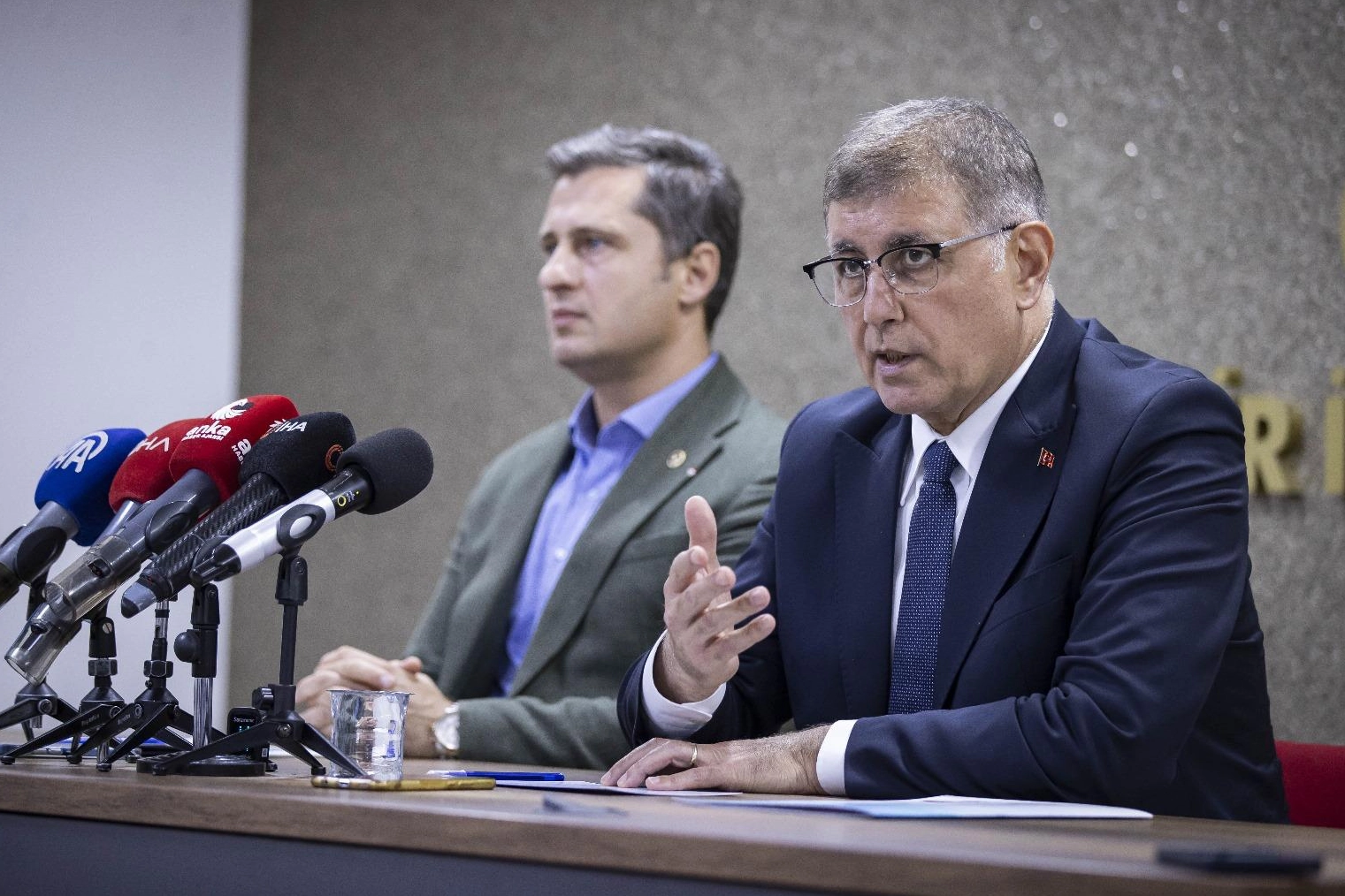 İzmir’de soruşturma gerginliği... Başkan Tugay ve Yücel’den sert açıklamalar 