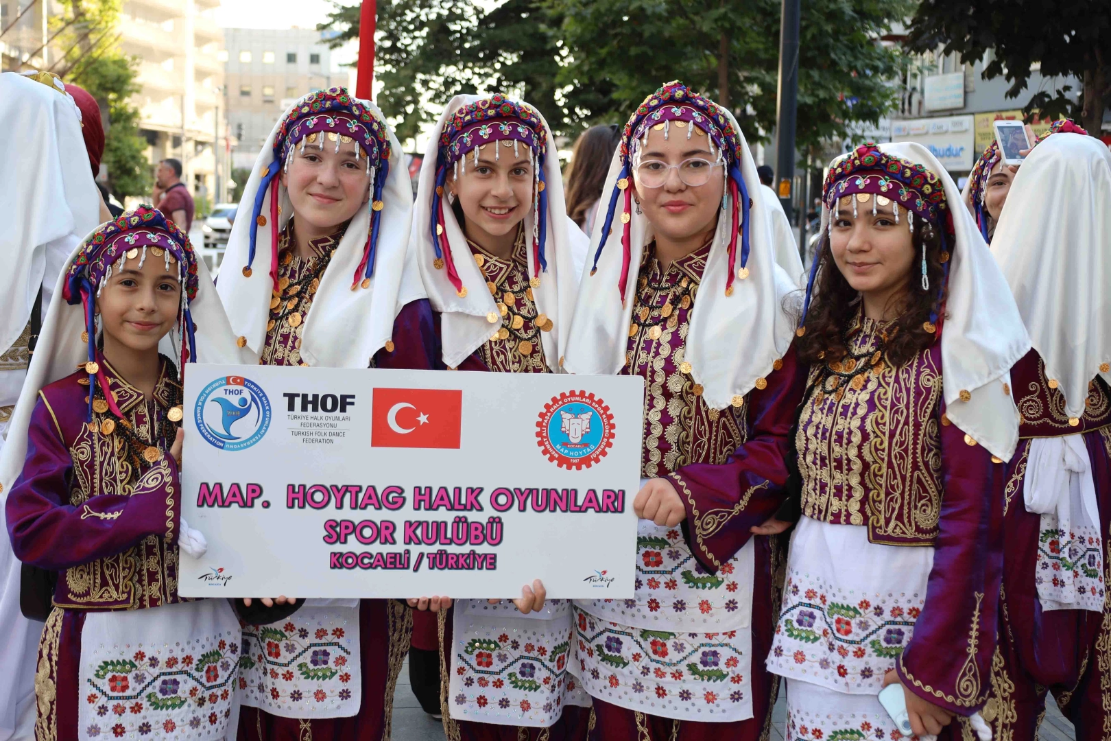 Kocaeli’de 2. Balkan Halk Oyunları rüzgarı esti 