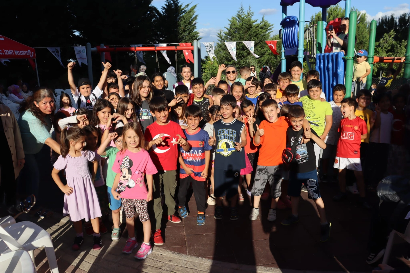 İzmitlilerin yüzleri mahallelerde geleneksel şenliklerle gülüyor 