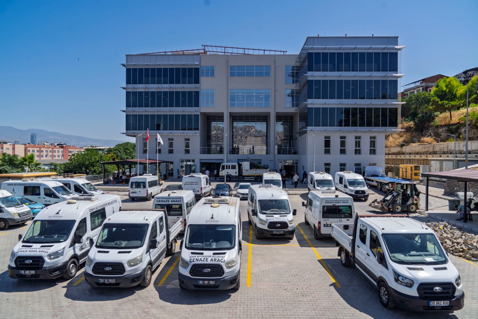 İzmir Büyükşehir'in 'Zeytinlik Hizmet Binası' hizmete açıldı 