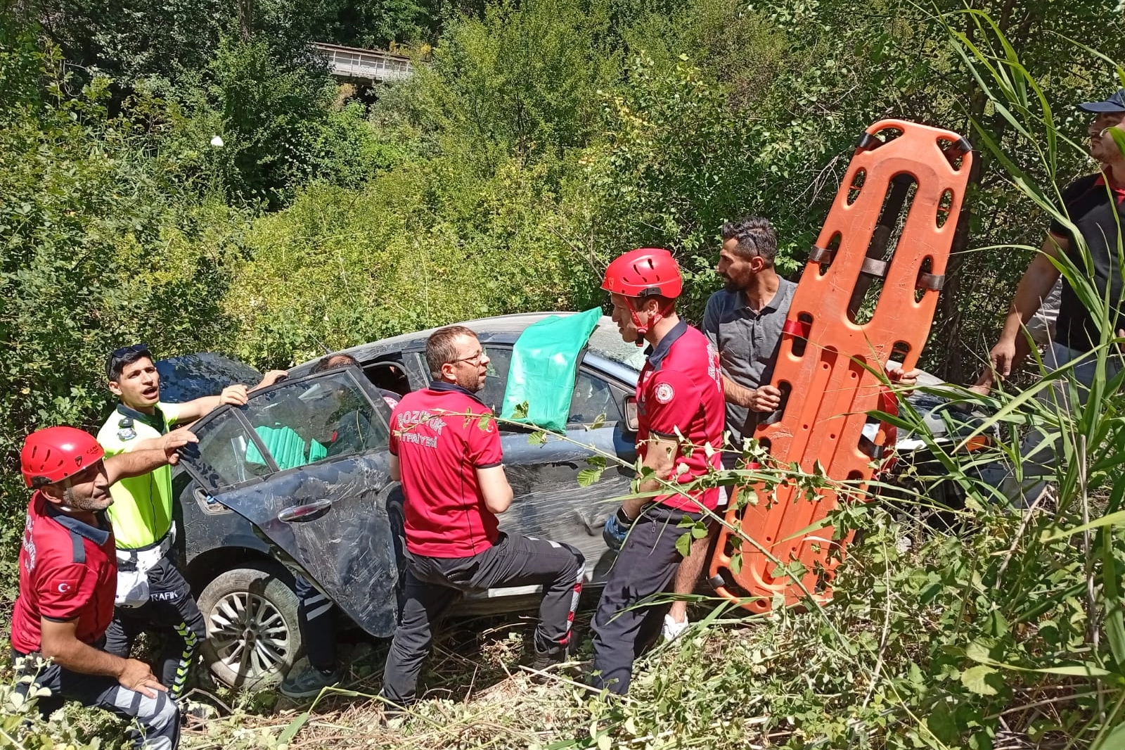 Bilecik'te şarampole devrilen araçta 3 kişi yaralandı 