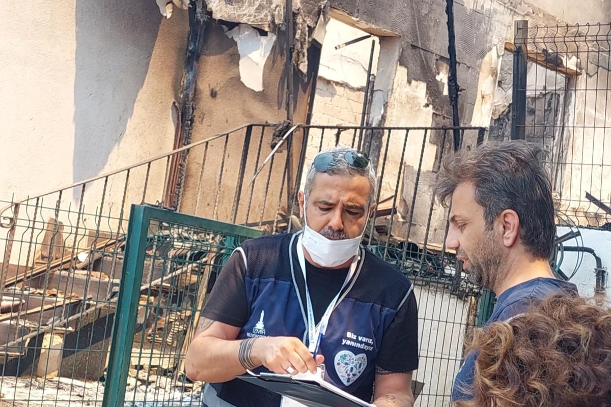 İzmir Büyükşehir yangın bölgelerinde seferber oldu 