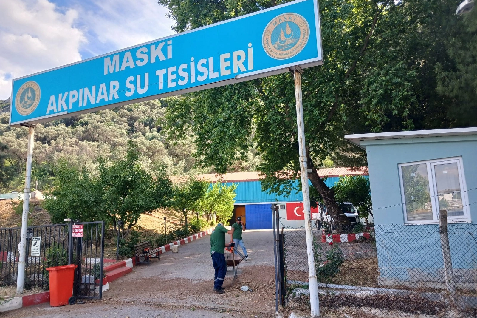 Manisa'da su depolarının çevresinde yangın riskine karşı temizlik 