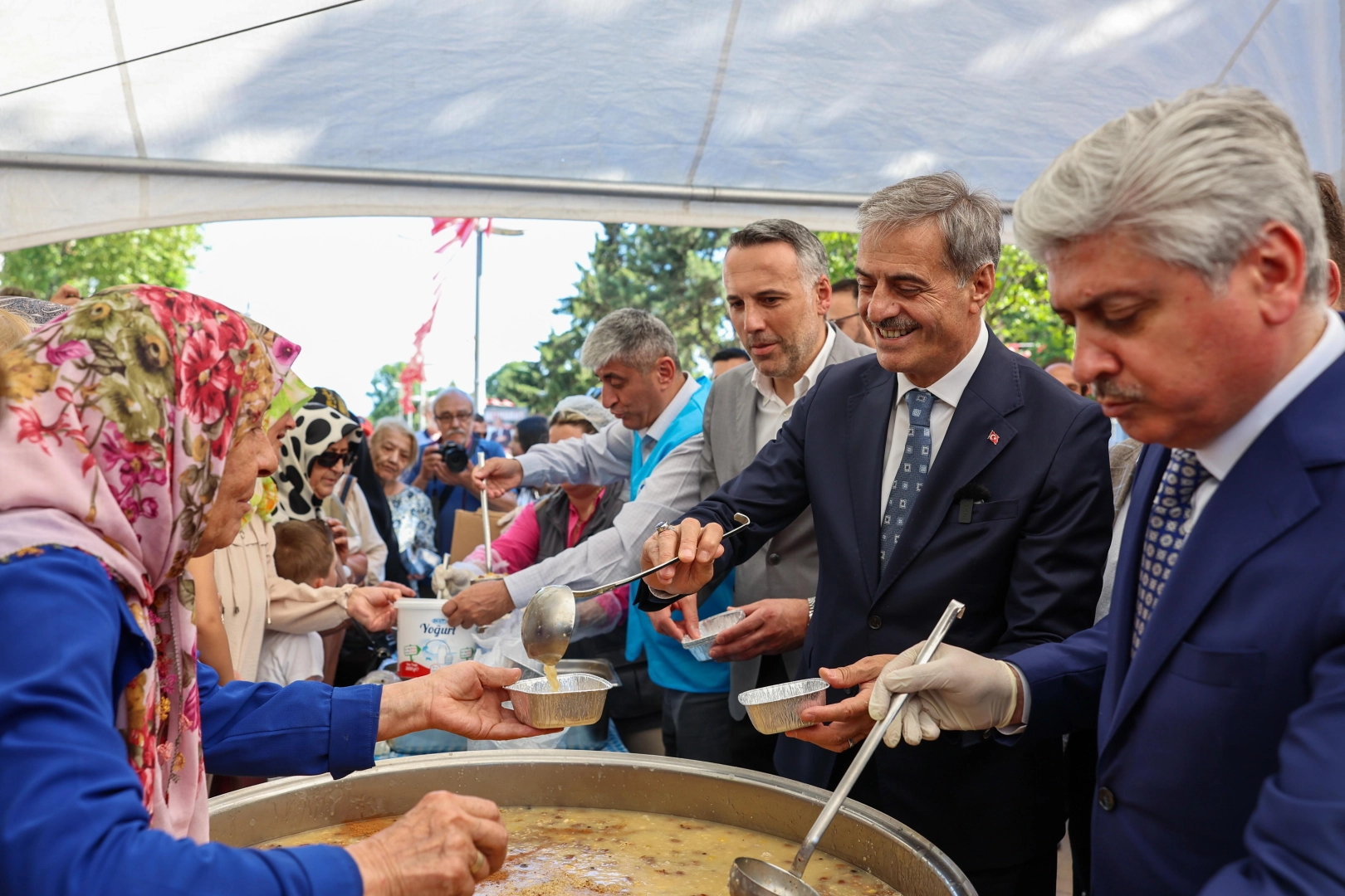 Sakarya'da bir günde 15 bin kişiye aşure ikramı 