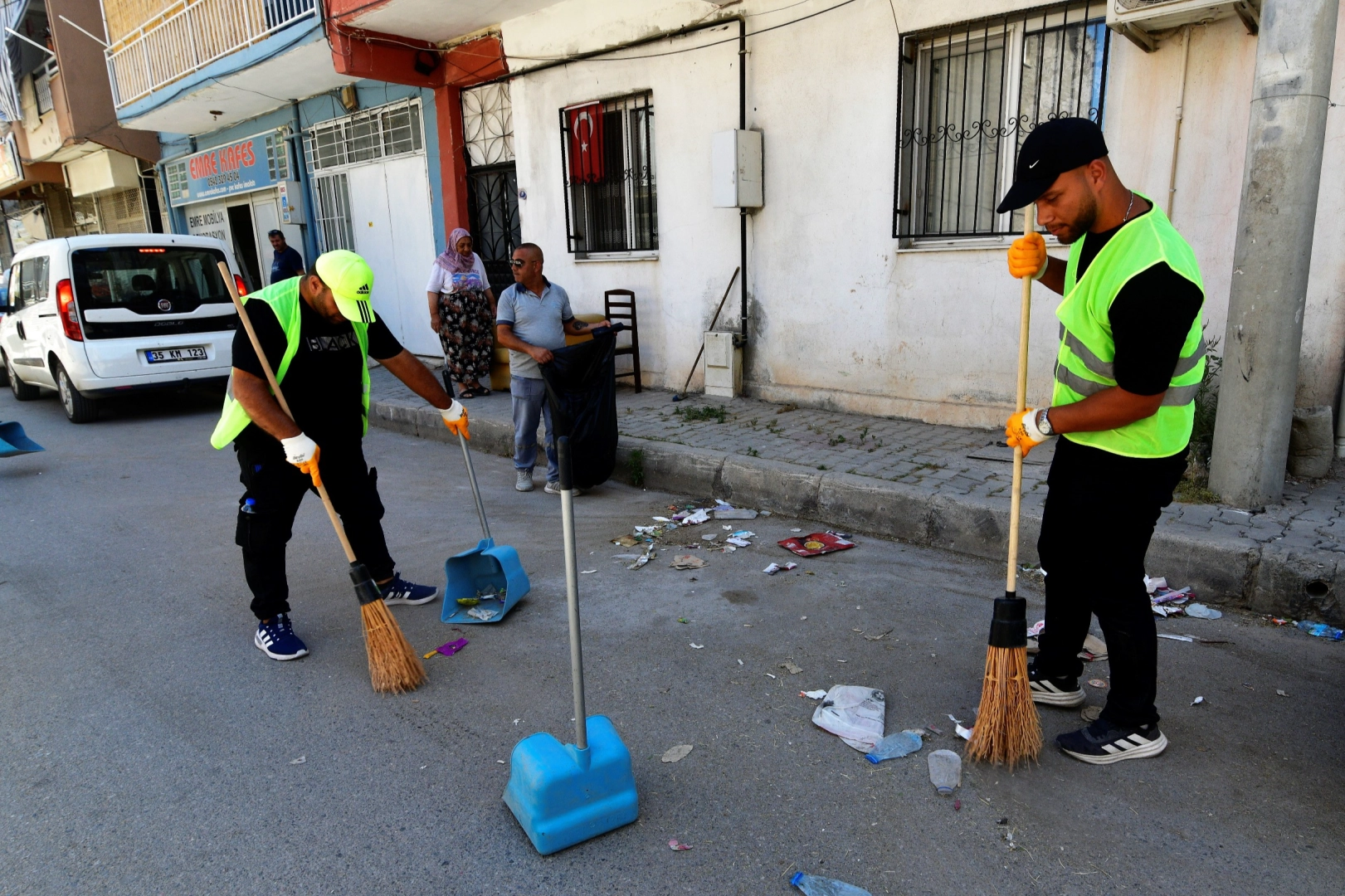 Bornova’da “Süpürge Timi” görevde 