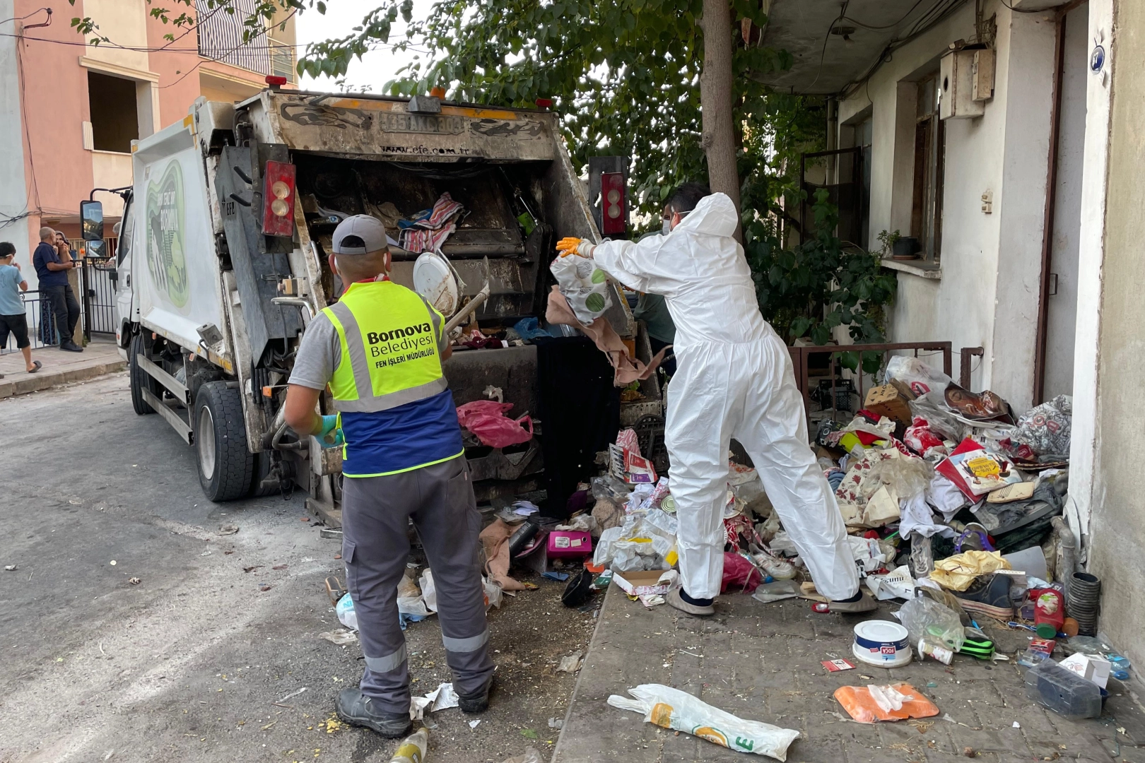 İzmir'de çöp ev temizlendi, yedi yıllık kabus son buldu 