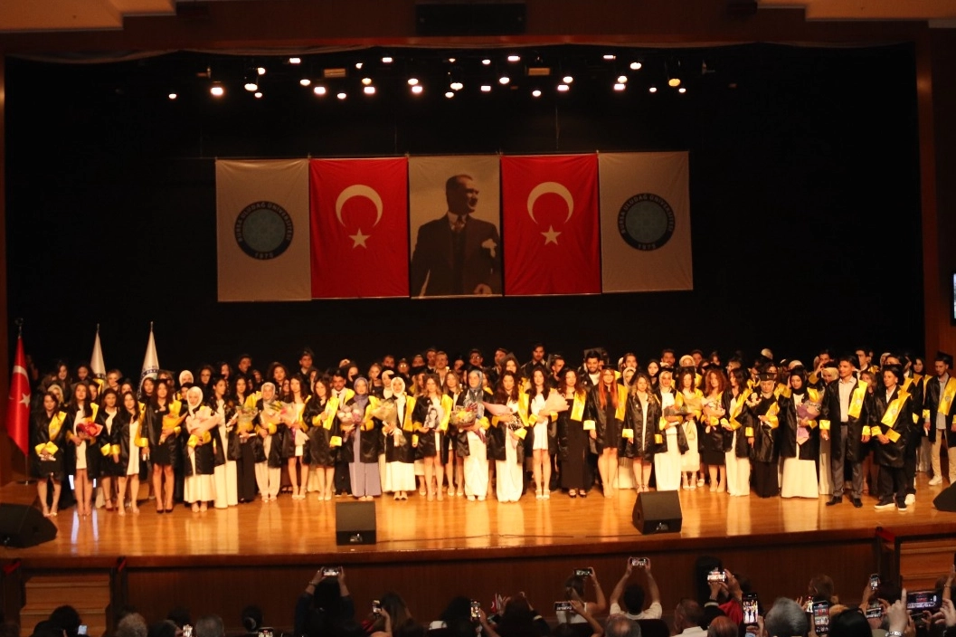 Genç mimarlar mezuniyet coşkusunu yaşadı Genç mimarlar mezuniyet coşkusunu yaşadı