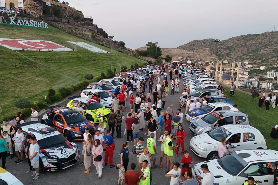 Türkiye Ralli Şampiyonası Kapadokya Yarışı’na seremonik start Türkiye Ralli Şampiyonası Kapadokya Yarışı’na seremonik start