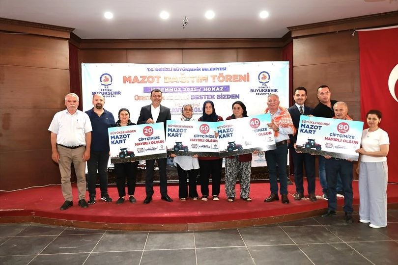 Denizlili çiftçinin ilk mazotu Başkan Çavuşoğlu'ndan Denizlili çiftçinin ilk mazotu Başkan Çavuşoğlu'ndan
