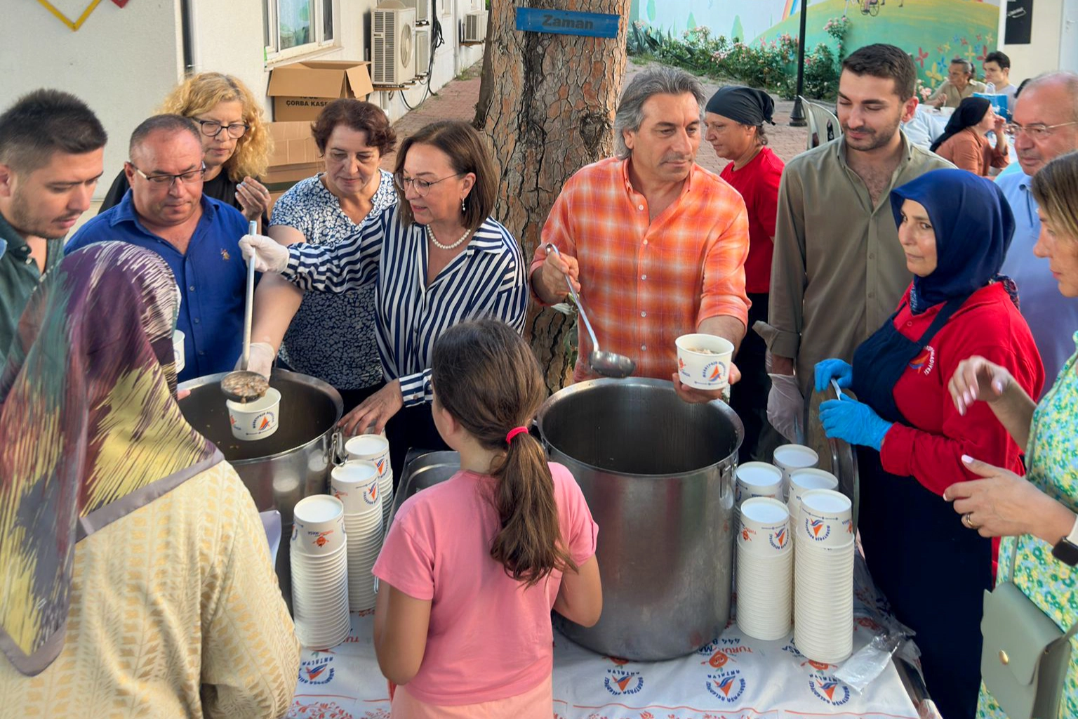 Antalya Muratpaşa'da aşurenin bereketi paylaşıldı 