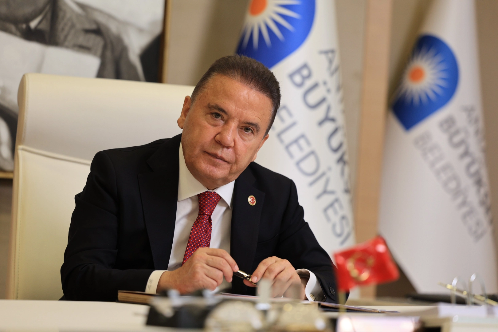 'Tutsak Muhittin Böcek'ten Antalyalılara mesaj 