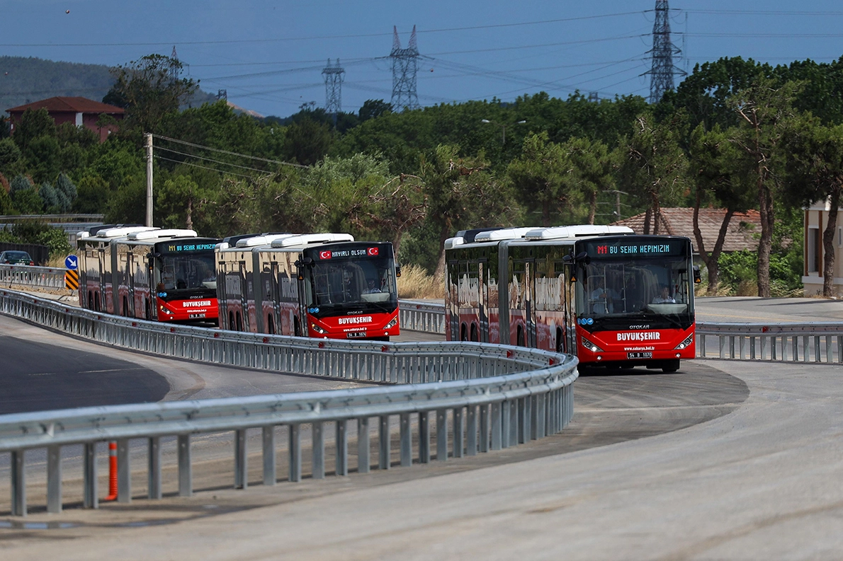 Sakarya'da metrobüsler seferlerine başladı 