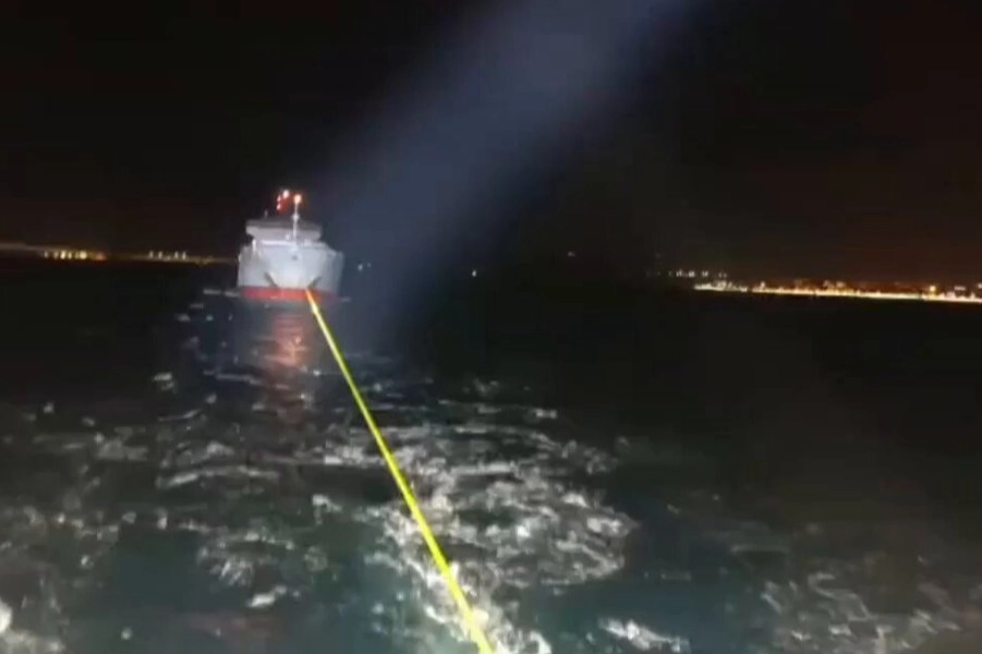 Çanakkale Boğazı'nda arızalanan gemi kurtarıldı 