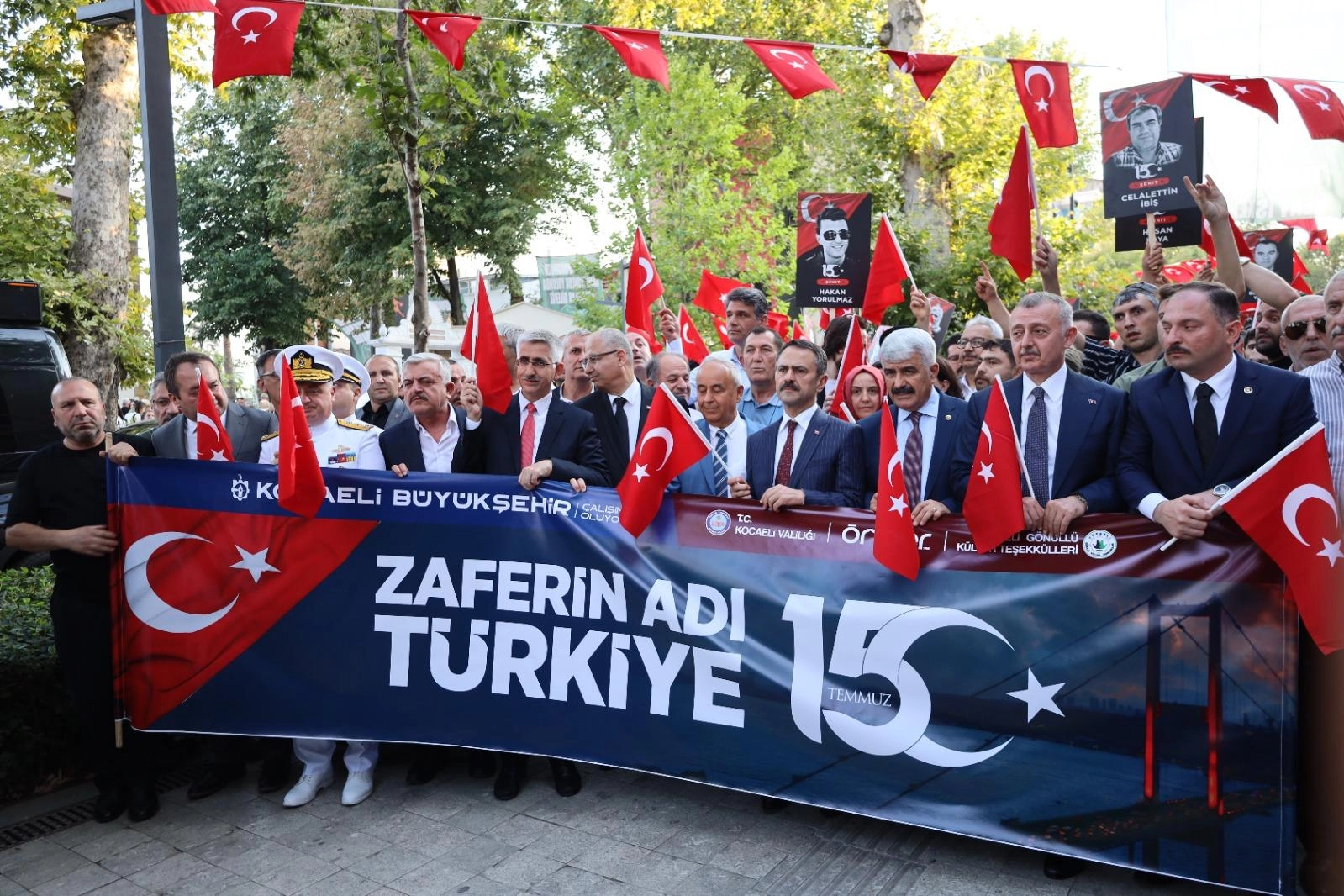 Binlerce Kocaelili 15 Temmuz kortejinde 