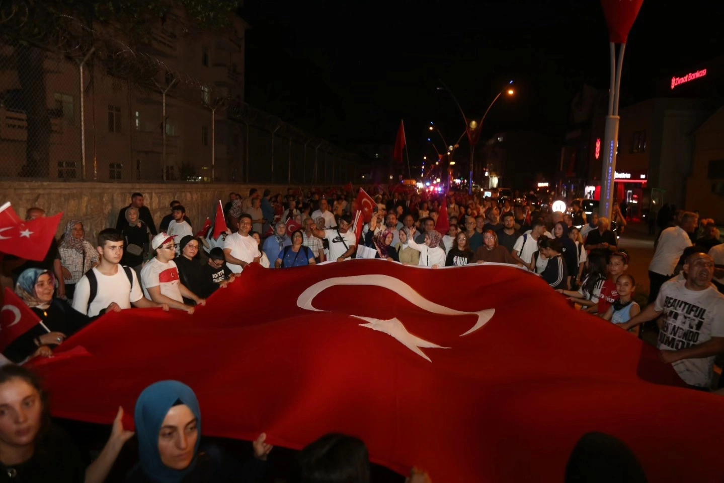 Gölcük yine dimdik ayakta 