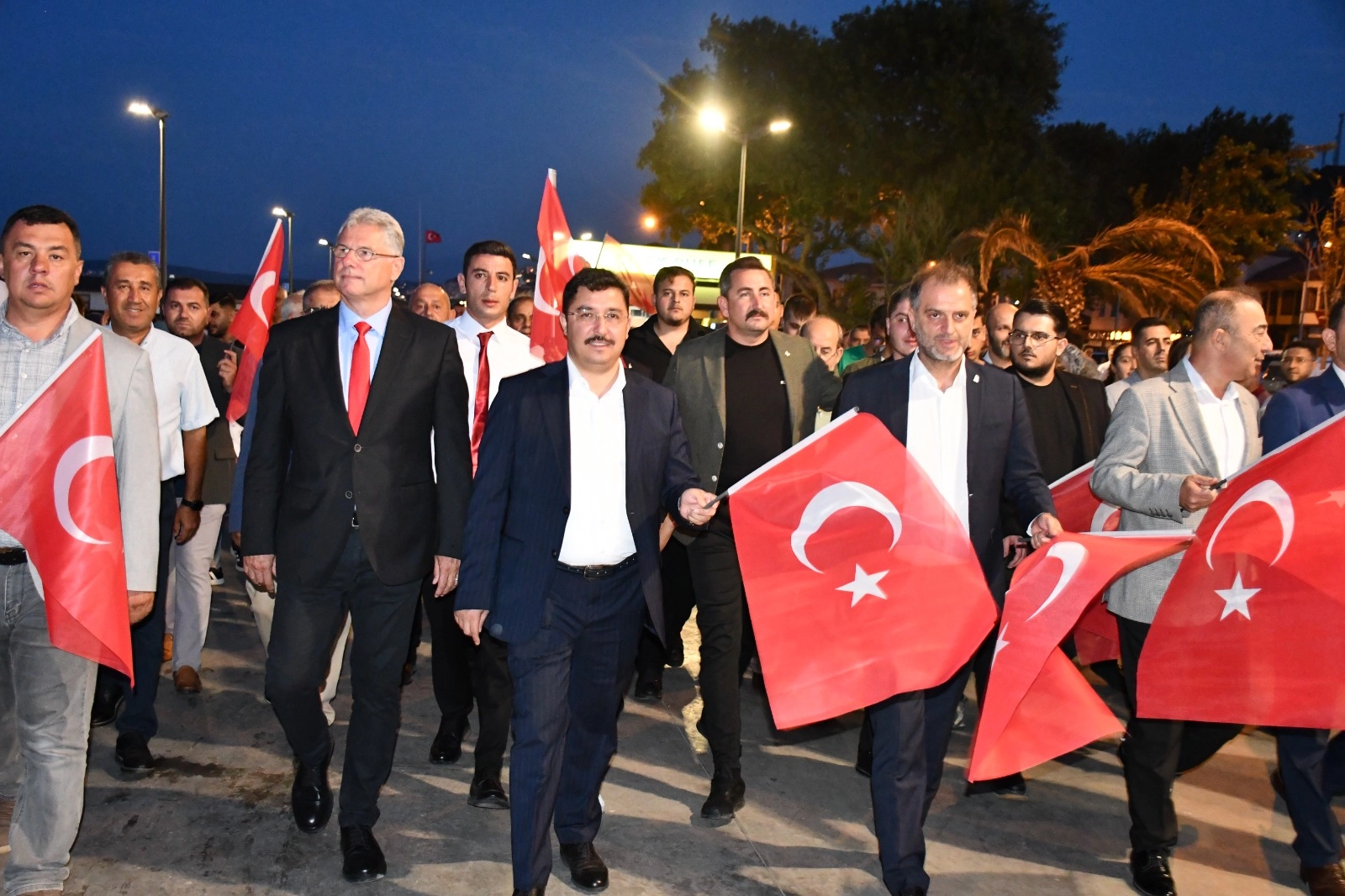 Mudanya’da demokrasi ve bayrak yürüyüşü coşkuyla gerçekleşti 