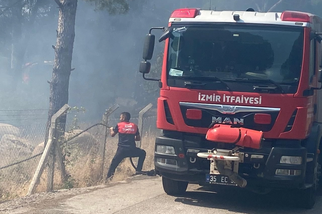 İzmir Bergama’da orman yangınına müdahale ediliyor 