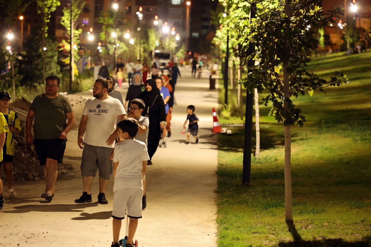 Kayseri Talas'ta millet açılmadan bahçesine akın etti 
