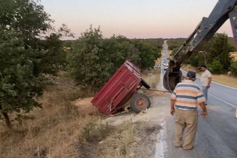 Keşan-Enez yolunda buğday yüklü traktör devrildi! 