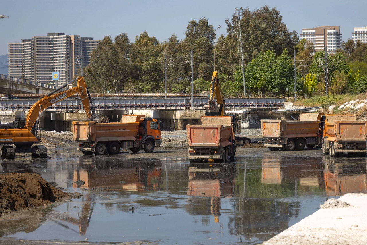İZSU'dan Meles ve Manda derelerinde temizlik seferberliği 
