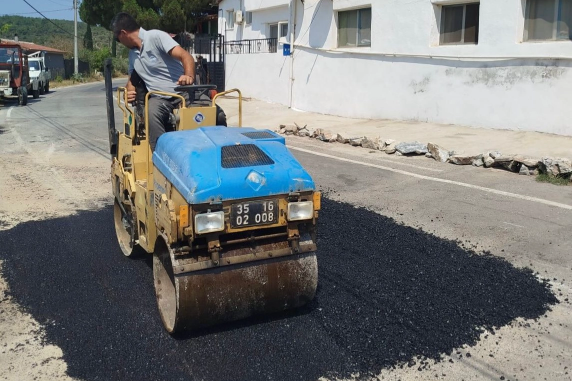 Efes Selçuk’ta Barutçu–Zeytinköy güzergahında asfalt onarımı 