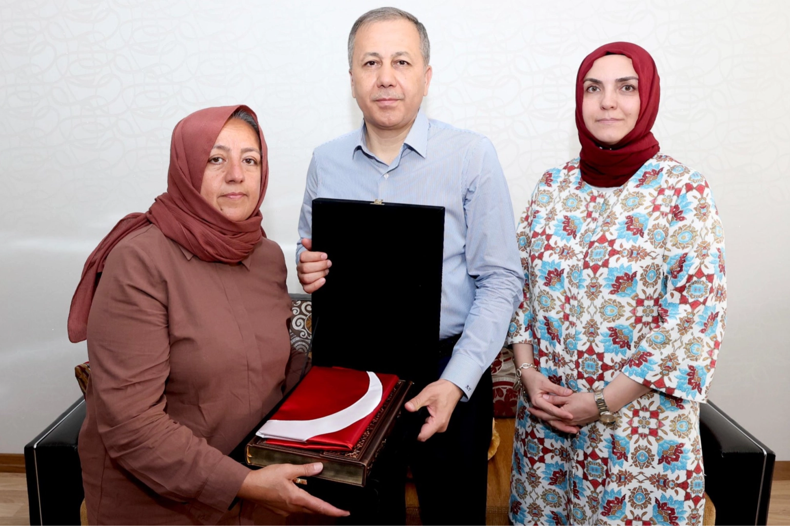 Bakan Yerlikaya'dan şehit bekçinin ailesine ziyaret 