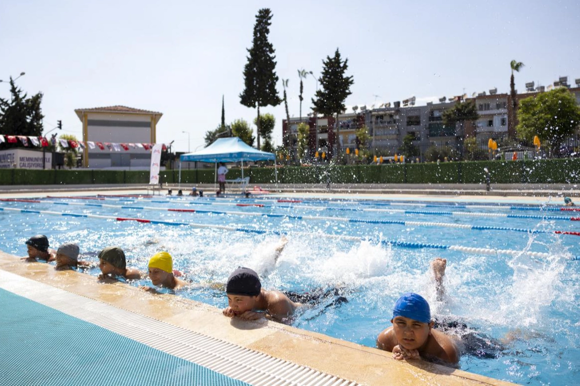 Mersin’de 7’den 70’e Herkes Eğlenerek Yüzme Öğreniyor 