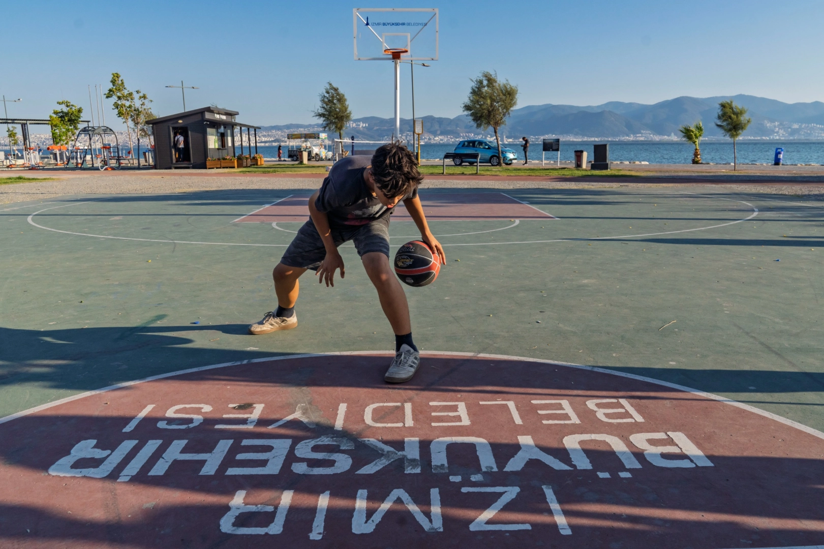 İzmir'de sporun önündeki engelleri kaldırıyor 