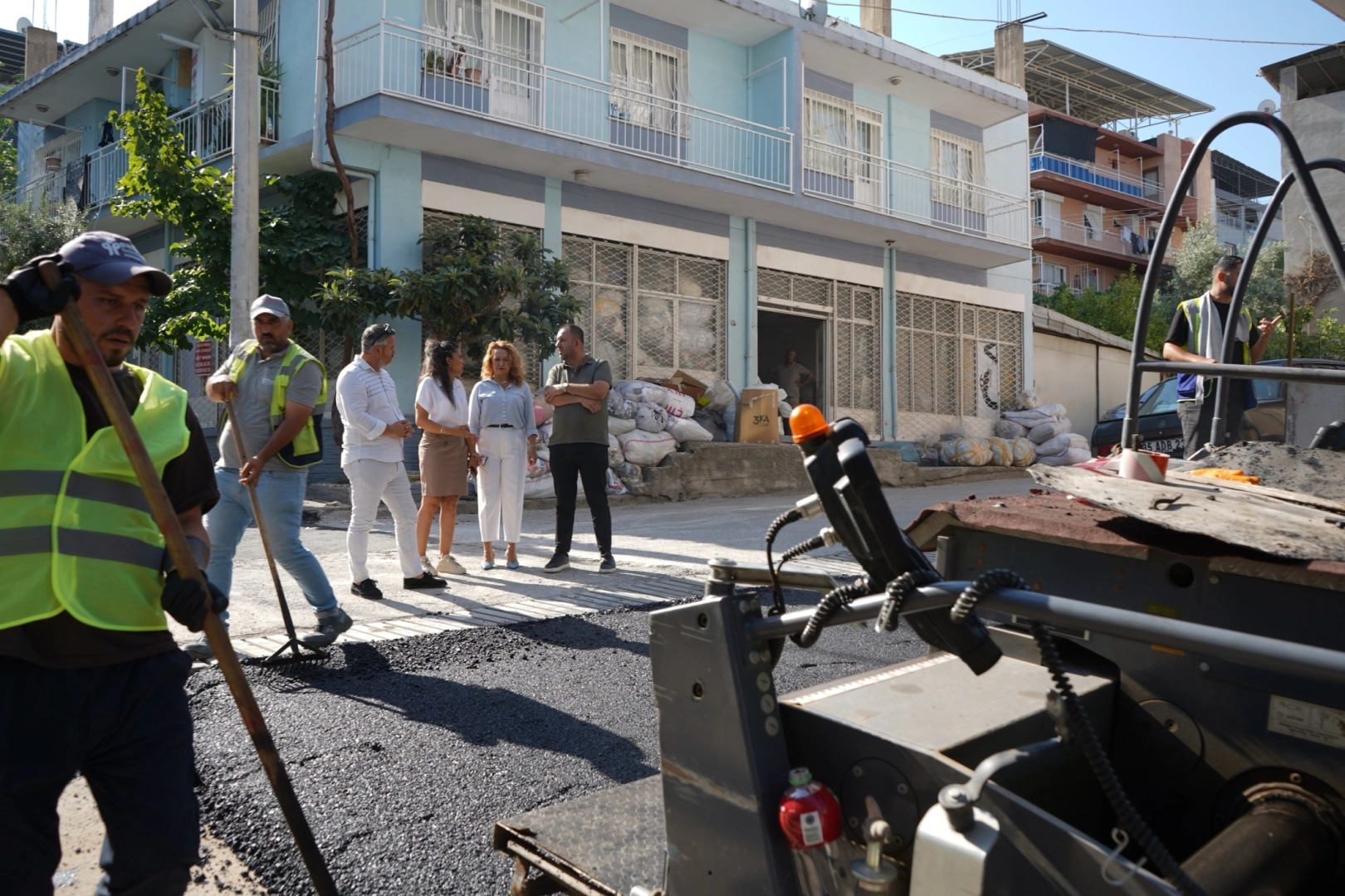 İzmir Bornova'da asfalt ve beton seferberliği 