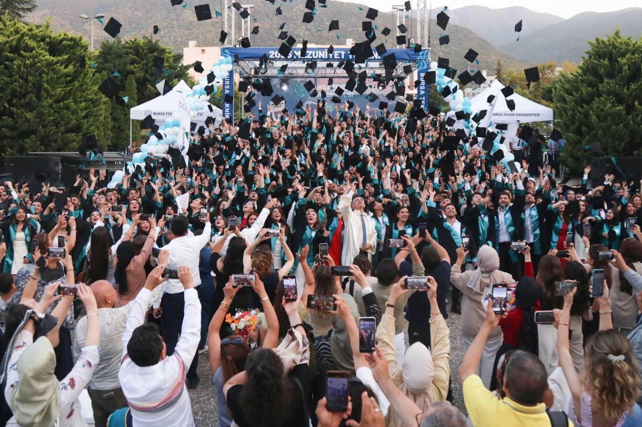 Bursa Teknik Üniversitesi 2025 yılı mezunlarını uğurladı 