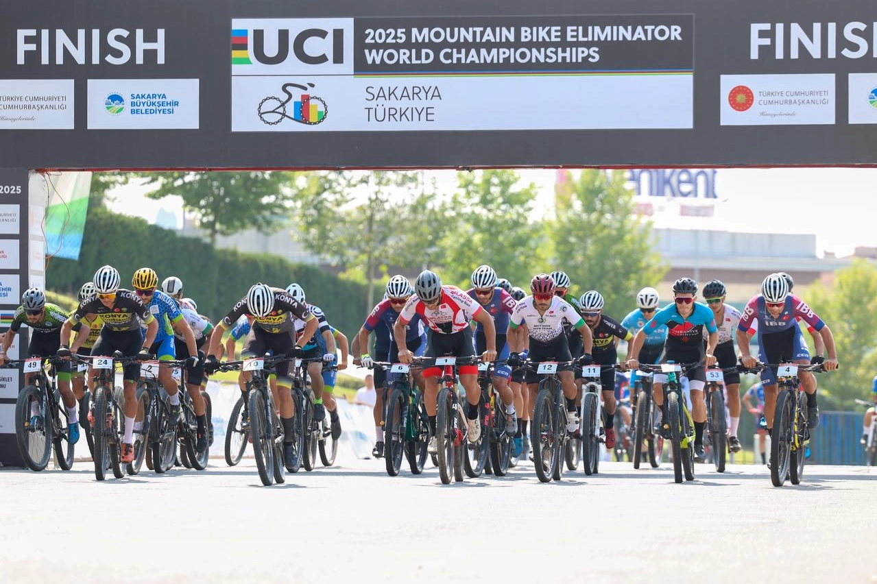 Sakarya'da nefes kesen şampiyona; Genç pedallar zirve için yarıştı 