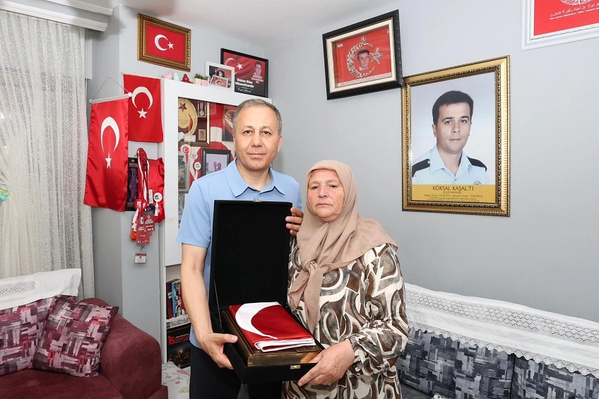 Bakan Yerlikaya'dan şehit ailesine ziyaret 