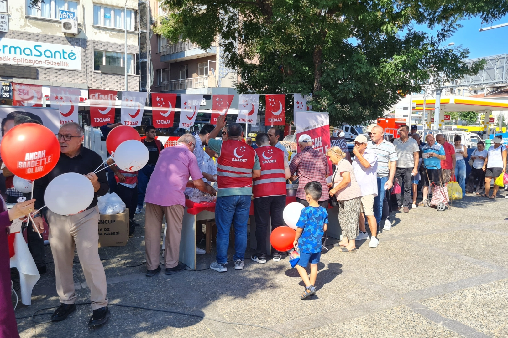 İzmir Buca'da Saadet Partisi 24. yılını vatandaşlara kutladı 