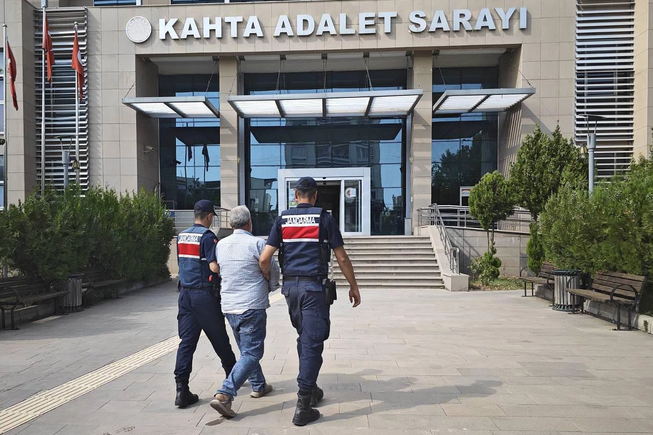 Adıyaman'da uyuşturucu operasyonları... 10 yıl hapis cezalı şüpheli yakalandı 