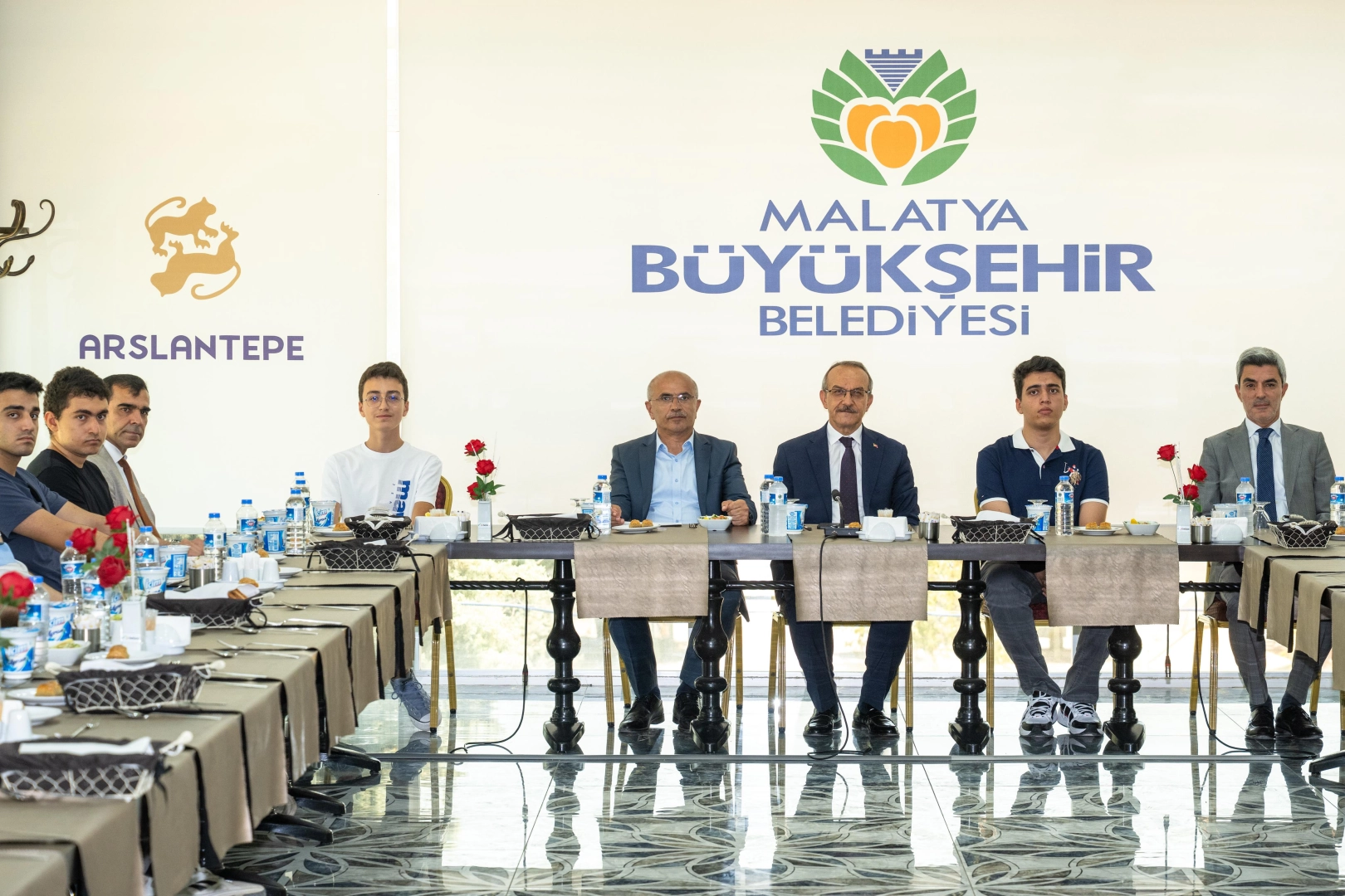 Malatya'da başarılı öğrenciler onuruna yemek 