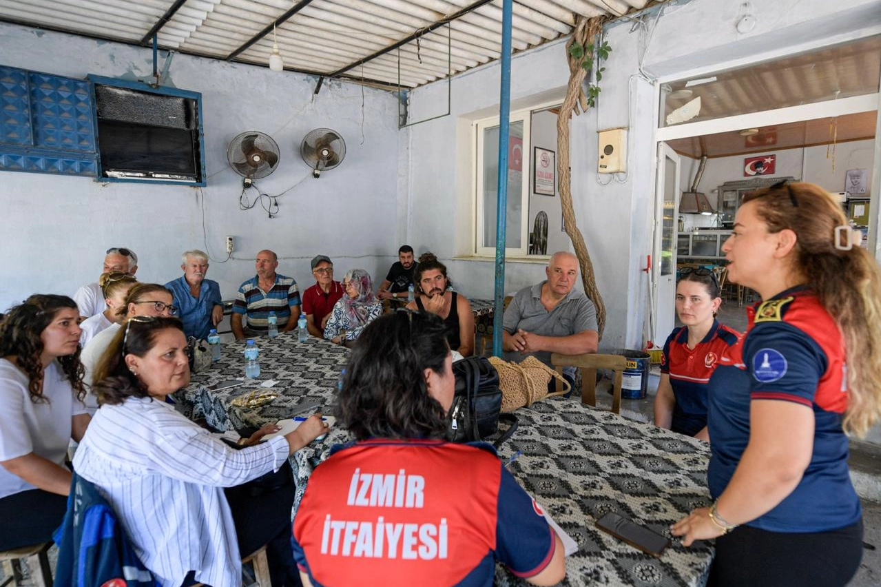 İzmirli baba ve kızı yangınlara karşı omuz omuza mücadele ediyor 