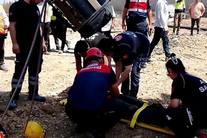 İzmir İtfaiyesi kuyuya düşen vatandaşı kurtardı 
