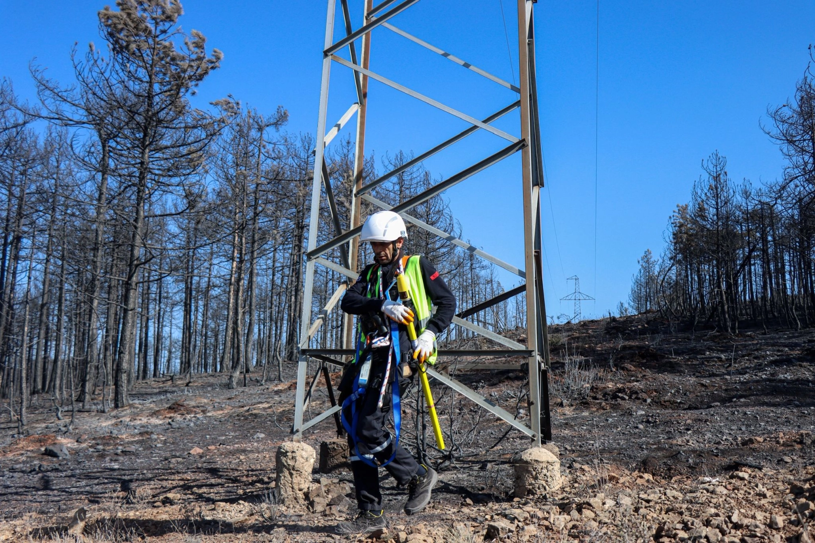 Bursa'daki yangın bölgesinde enerji hatları onarılıyor 