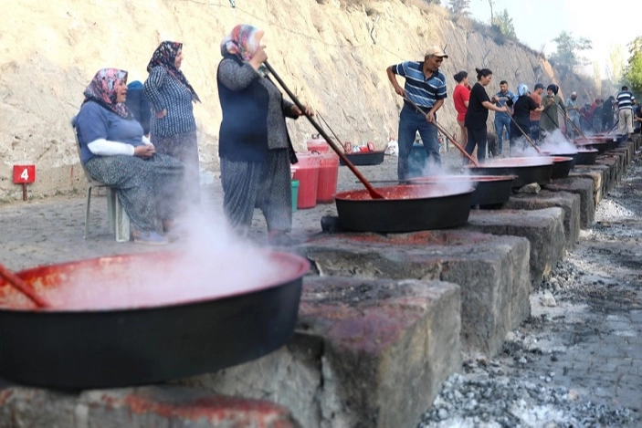 Kayseri Melikgazi'de salçalar kaynamaya başlıyor 