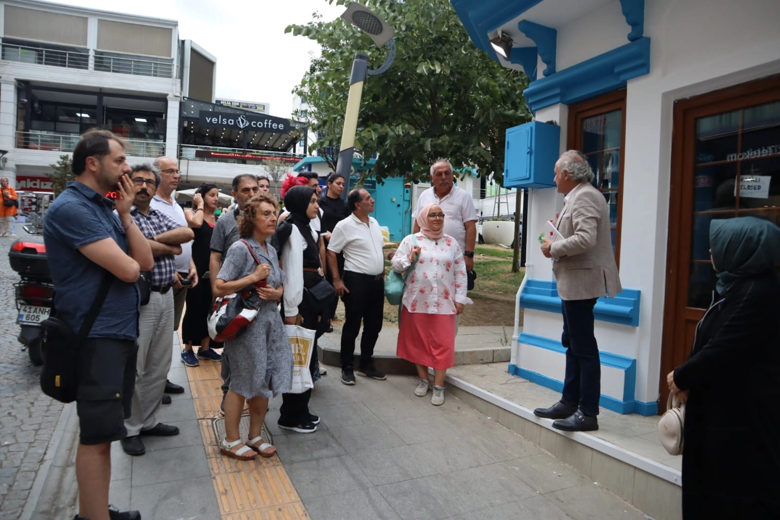 İzmit'te şair ve yazar dernekleri Edebiyat Sokağı'nda dinledi 